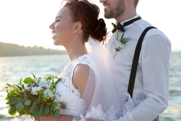 Giovane sposo e sposa — Foto Stock