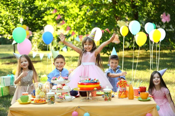 Παιδιά Γιορτάζουν Γενέθλια Στο Πάρκο — Φωτογραφία Αρχείου