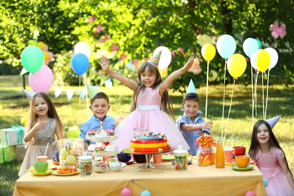 Niños Celebrando Cumpleaños Parque —  Fotos de Stock