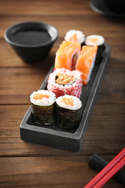 Pyszne sushi rolki na stole — Zdjęcie stockowe