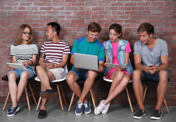 Jongeren Met Gadgets Opknoping Samen — Stockfoto