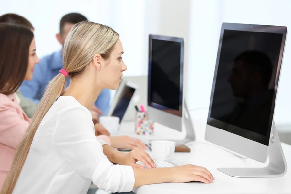 Personas Que Trabajan Computadoras Una Oficina — Foto de Stock