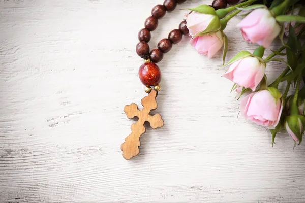 Croix en bois avec fleurs — Photo