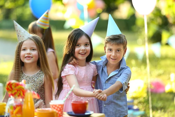 Παιδιά Γιορτάζουν Γενέθλια Στο Πάρκο — Φωτογραφία Αρχείου