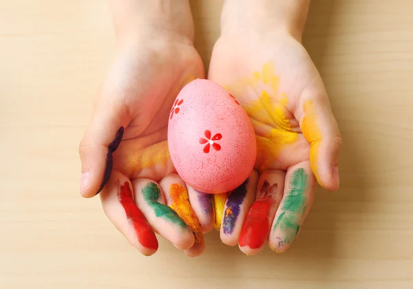 Girl hands with Easter egg — Stock Photo, Image