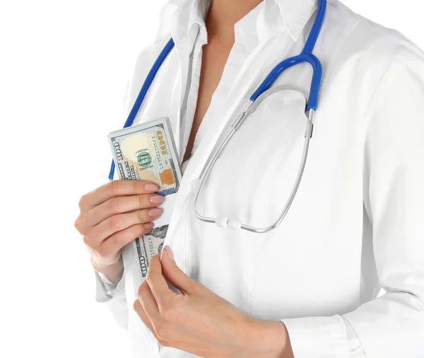 Médico femenino con dinero — Foto de Stock