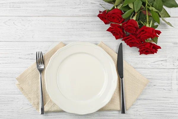 Krásné prostírání stolu s květinami — Stock fotografie