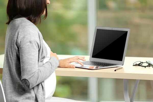 Frau sitzt am Tisch — Stockfoto