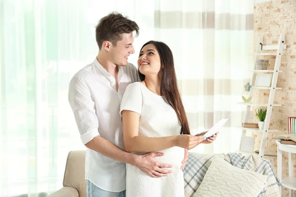 Pareja embarazada con imagen de ultrasonido — Foto de Stock