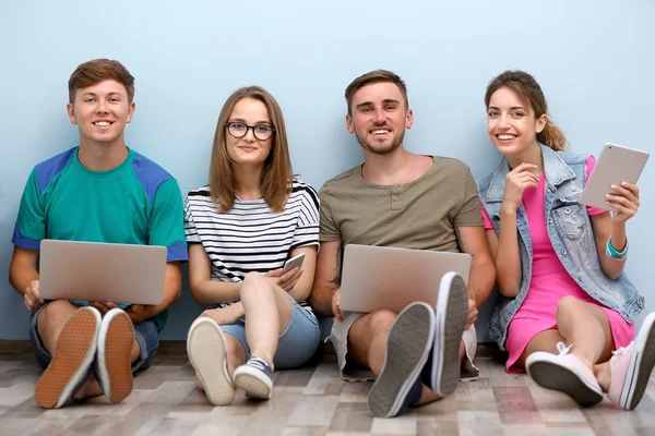 Gençlerle birlikte dışarı asılı becerikli alet