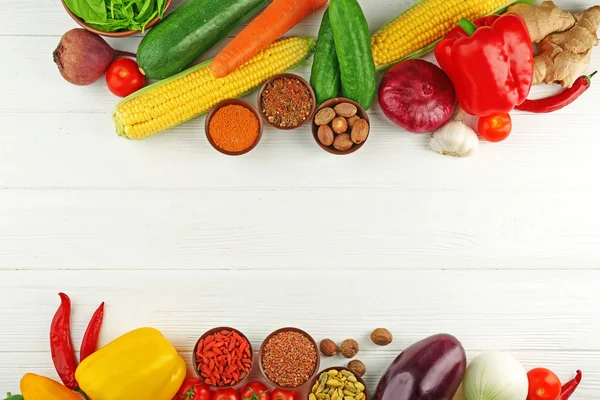 Legumes e especiarias na mesa de madeira — Fotografia de Stock