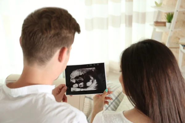 Terhes pár nézi az ultrahang kép — Stock Fotó