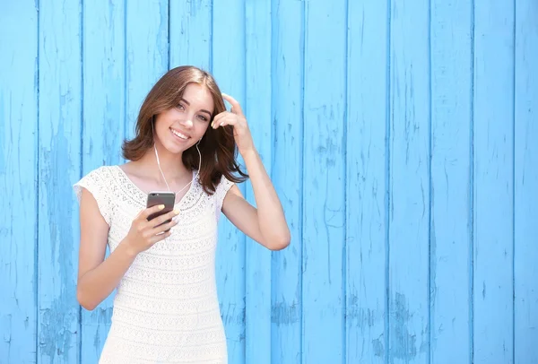 Bella Ragazza Che Ascolta Musica Sfondo Legno — Foto Stock