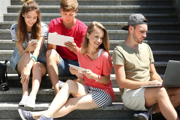 Jovens Com Gadgets Nas Escadas — Fotografia de Stock