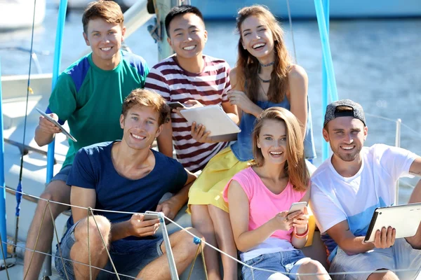 Jóvenes con Gadgets — Foto de Stock