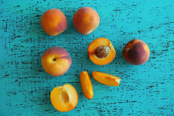 Verse perziken op een gekleurde achtergrond — Stockfoto