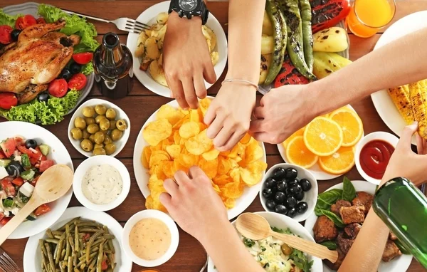 Friends eating chips in cafe — Stock Photo, Image