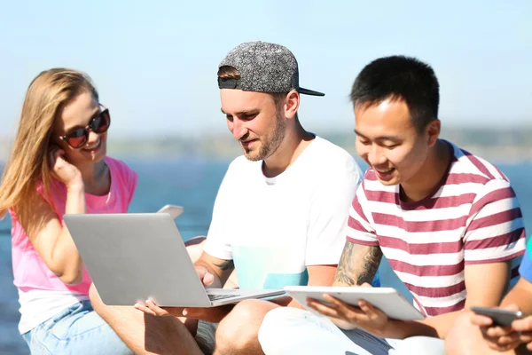 Jóvenes Con Gadgets Pasando Rato — Foto de Stock