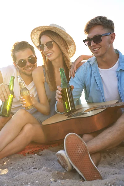 Groep Vrienden Met Gitaar Bier Opknoping Uit Bij Strand — Stockfoto