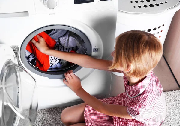 Little girl washing clothes — Stock Photo, Image