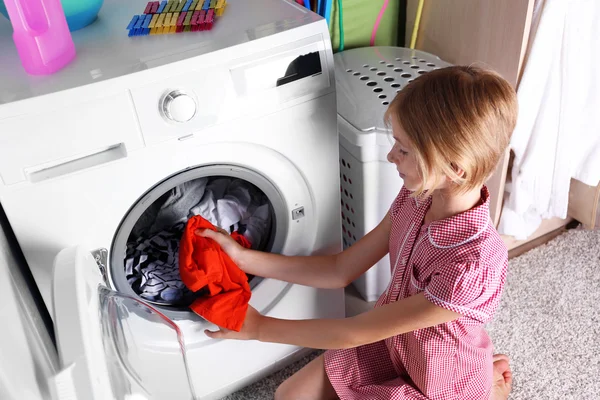 Little girl washing clothes — Stock Photo, Image