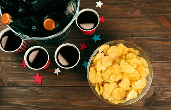 Bowl with chips and drinks — Stock Photo, Image