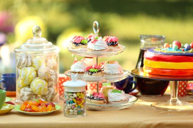 Doğum günü tatlı ve pasta, açık olan tablo