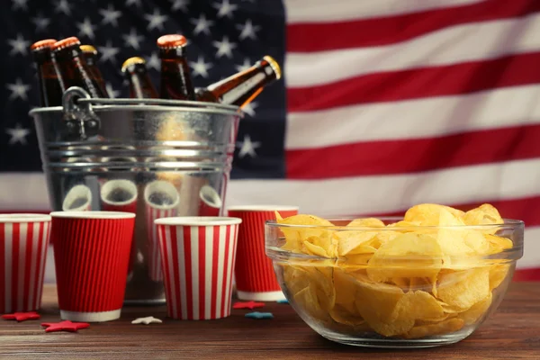 Cuenco con patatas fritas y bebidas — Foto de Stock