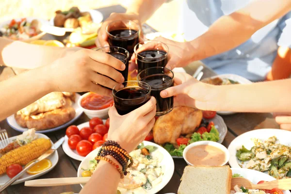 Amigos aplaudindo com bebidas — Fotografia de Stock