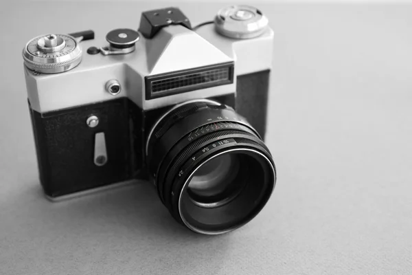 Vintage camera na šedém pozadí — Stock fotografie