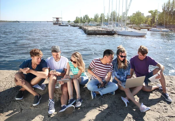 Les Jeunes Avec Des Gadgets Traîner — Photo