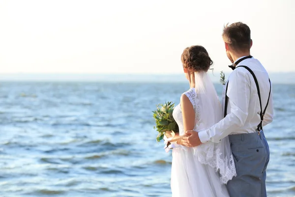 Jovem noivo e noiva — Fotografia de Stock