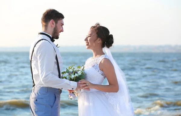 Giovane sposo e sposa — Foto Stock