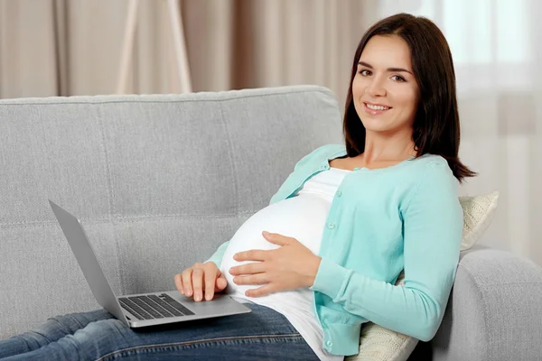 Schwangere mit Laptop — Stockfoto