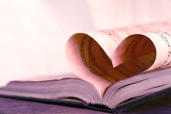 Heart shape made from book pages — Stock Photo, Image