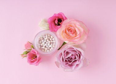 Blusher ve renkli çiçekler