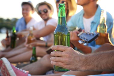 Dışarı asılı bira ile arkadaş 