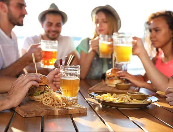 Gruppo Amici Che Bevono Birra Mangiano Snack All Aperto — Foto Stock