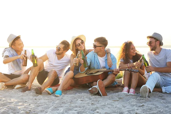 Gruppo Amici Con Chitarra Birra Spiaggia — Foto Stock