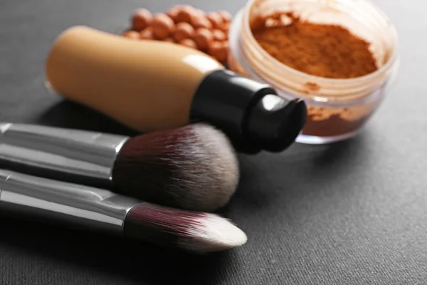 Make-up penselen en stichtingen — Stockfoto