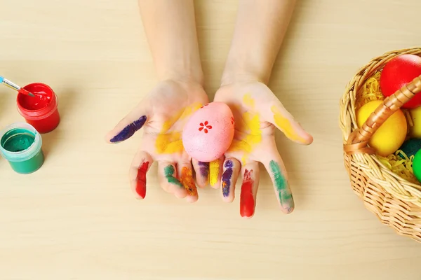 Girl hands with Easter egg — Stock Photo, Image