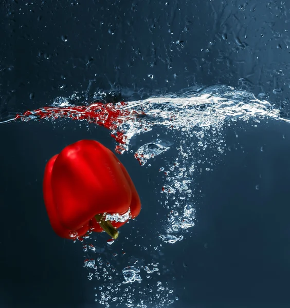 Paprika fällt ins Wasser — Stockfoto