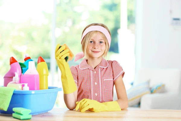 Kova Mutfak Eşyaları Temizlemekten Tam Ile Küçük Kız — Stok fotoğraf