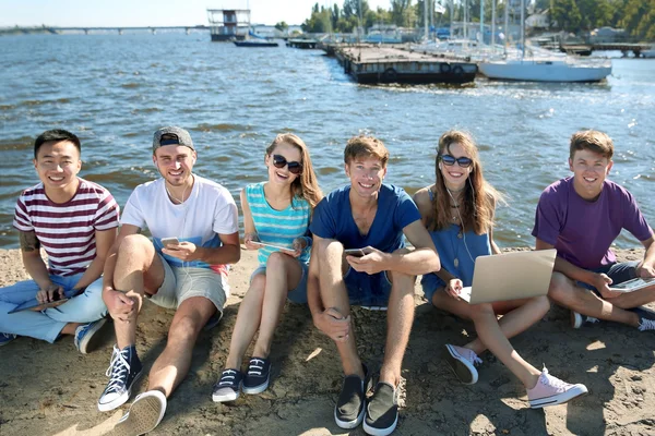 Young People Gadgets Hanging Out — Stock Photo, Image