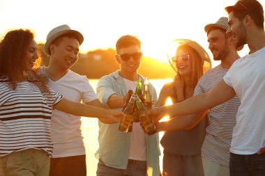 Dışarı asılı bira ile arkadaş 