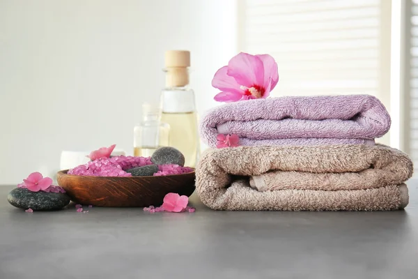 Composición del spa con toallas y flores en la mesa — Foto de Stock