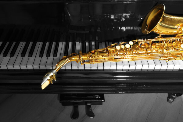 Piano y saxofón, primer plano — Foto de Stock