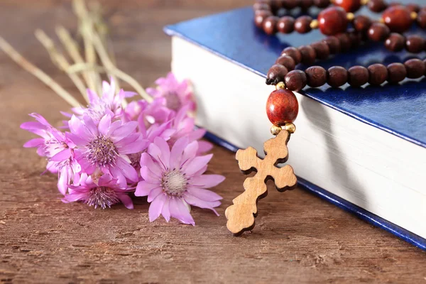 Croix en bois avec fleurs — Photo