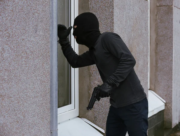 Ladrón Armado Mirando Por Ventana — Foto de Stock