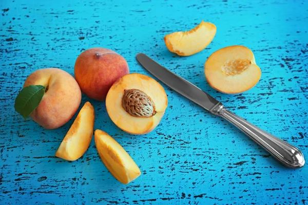 Fresh peaches on a color background — Stock Photo, Image